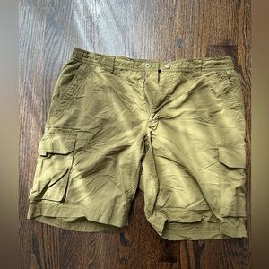 LL Bean lightweight green cargo shorts size large